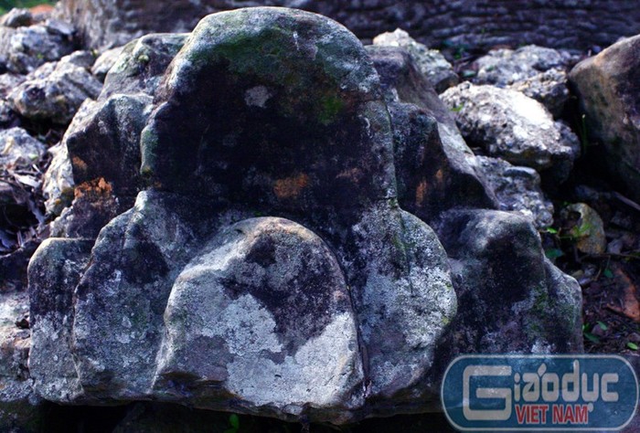 Một phần đá dưới chân Cột đá ở chùa Dạm